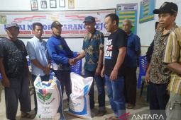 Petani di Karang Rejo Simalungun dapat bantuan pupuk dari pemerintah desa