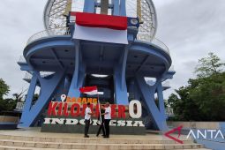 Dirut LKBN ANTARA kibarkan bendera Merah Putih di Tugu Kilometer Nol Indonesia