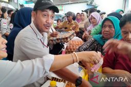 Warga antusias beli beras dan minyak goreng di lokasi pasar murah