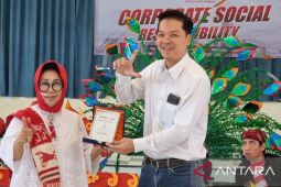 YPAC Surabaya terima bantuan pot bunga berbahan baja ringan