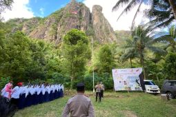 Warga bentangkan bendera "raksasa" di tebing Gunung Sepikul Trenggalek