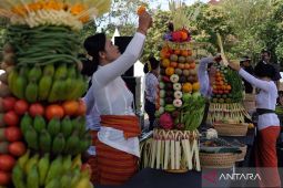 HUT ke-65 Provinsi Bali, Ibu-ibu ikut lomba merangkai gebogan