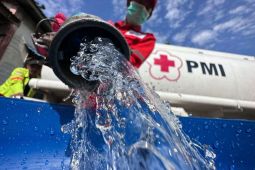 PMI Kalbar membantu kebutuhan air bersih bagi masyarakat