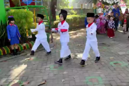 Puluhan anak PAUD di Kediri pakai baju adat wujudkan cinta Tanah Air