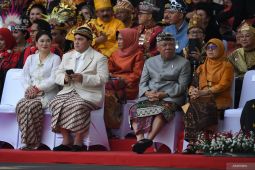 Erick Thohir dicolek-colek Menteri Basuki saat upacara HUT RI