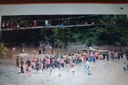 Jembatan Nanga Mentukak putus, puluhan orang jatuh dan luka-luka