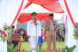 Di bawah rintik hujan Bupati pimpin upacara HUT RI ke-78