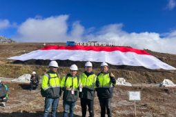 Bendera Merah Putih raksasa membentang di Tambang Grassberg Tembagapura