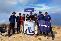 Upacara HUT ke-78 RI, "Bromen" dirikan "booth" dan kibarkan bendera di puncak gunung