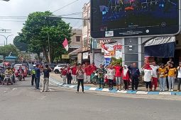 Pengendara di Jambi beri penghormatan saat detik proklamasi HUT RI