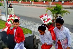Anak-anak di Ambon ikuti upacara HUT RI 78 gunakan pakaian adat