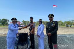 Bupati Mukomuko bagikan kursi roda pada penyandang disabilitas