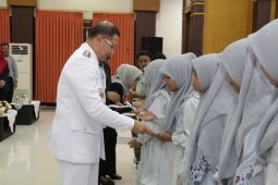 Disdik Jatim serahkan sertifikat kompetensi LSK ke 72 siswa SMA/SMK