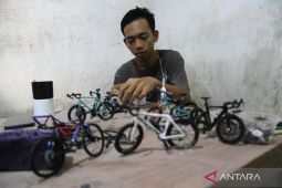 Kerajinan miniatur sepeda di Jombang
