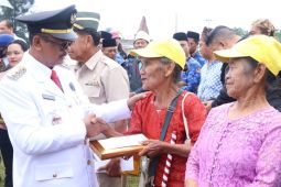 Kembang api dan sirene menandai upacara kemerdekaan di Simalungun