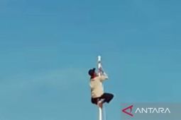 Ketua RT panjat tiang perbaiki tali saat Upacara HUT RI