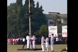 Teknisi sound di Tangsel panjat tiang bendera demi Merah Putih berkibar
