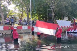 Warga Sumenep upacara HUT ke-78  RI di sungai