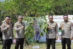 Mabes Polri tanam ribuan pohon di Kenjeran peringati HUT ke-78 RI