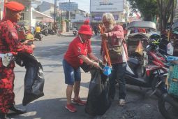 Pedagang apresiasi PDIP Kota Yogyakarta bersihkan sampah di pasar