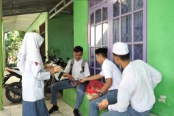 Berkati terima beasiswa IBFL Adaro