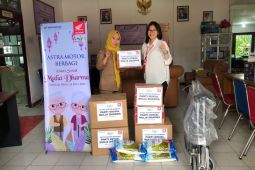 Astra Motor Kalbar santuni panti sosial Mulia Dharma