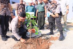 Atasi polusi udara, Polres Metro Tangerang Kota tanam 1.000 pohon