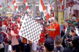 Wali Kota Banjabaru bersama warga Guntung Manggis jalan sehat HUT RI