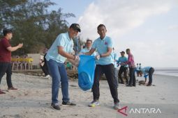 Pj Gubernur Suganda ikut berpartisipasi di kegiatan "Beach Cleaning" Bank Indonesia