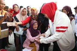 Khofifah serahkan bansos kepada masyarakat rentan