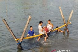 Lomba permainan tradisional di atas laut