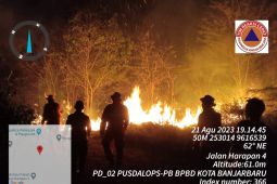 Tim gabungan Banjarbaru atasi karhutla dekat pemukiman warga