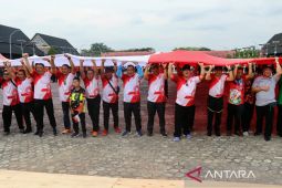 Polres dan warga Kubar bentangkan bendera raksasa