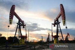 Minyak turun karena pasokan ketat berkurang dan ekonomi China lesu