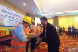 Pelindo Pangkalbalam menyerahkan ratusan alat K3 ke TKBM