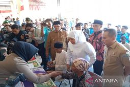 Khofifah salurkan bantuan pada lansia dan pedagang kelontong Bangkalan