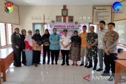 Bupati Mukomuko bagikan sembako kepada korban banjir