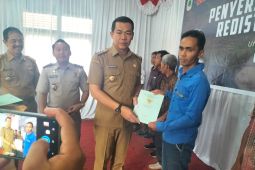 Fransiskus Diaan serahkan 102 sertifikat tanah di Kedamin Hulu