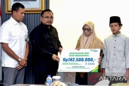 Menag serahkan santunan BPJS Ketenagakerjaan untuk petugas haji yang meninggal