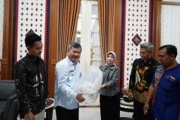 Pemkab Blitar hibahkan ikan koi kualitas unggul untuk dibudidayakan di Garut