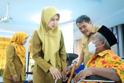 Puluhan disabilitas dan lansia di Lumajang dapat bantuan kursi roda