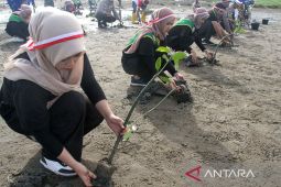 FOTO - Penanaman pohon serentak Polri lestarikan negeri