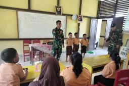 Satgas Pamtas bantu mengajar di SDN Merakai Panjang batas Indonesia
