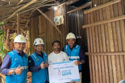PLN UIW MMU melakukan penambungan listrik gratis 46 warga kurang mampu di Malteng