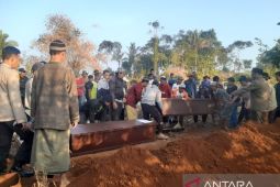 Ayah dan anak korban meninggal kapal tenggelam dimakamkan di satu liang lahat