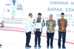 Hadiri kunker Gubsu, Hendriyanto terima penghargaan KLA Madya
