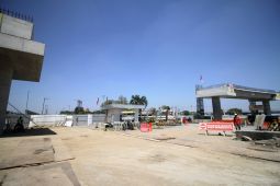 Pemasangan gelagar jalan layang Aloha Sidoarjo dilakukan malam hari