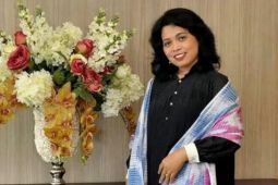 Penyair Indonesia Nia S Amira menerima penghargaan dari Pemerintah Italia