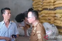 Pemkab Bangka Tengah salurkan paket sembako antisipasi rawan pangan