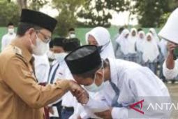 Pemkab Bangka Tengah salurkan bantuan peralatan sekolah